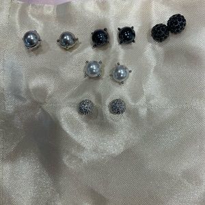 New! Simply Vera, Vera Wang Set of 5 earrings.